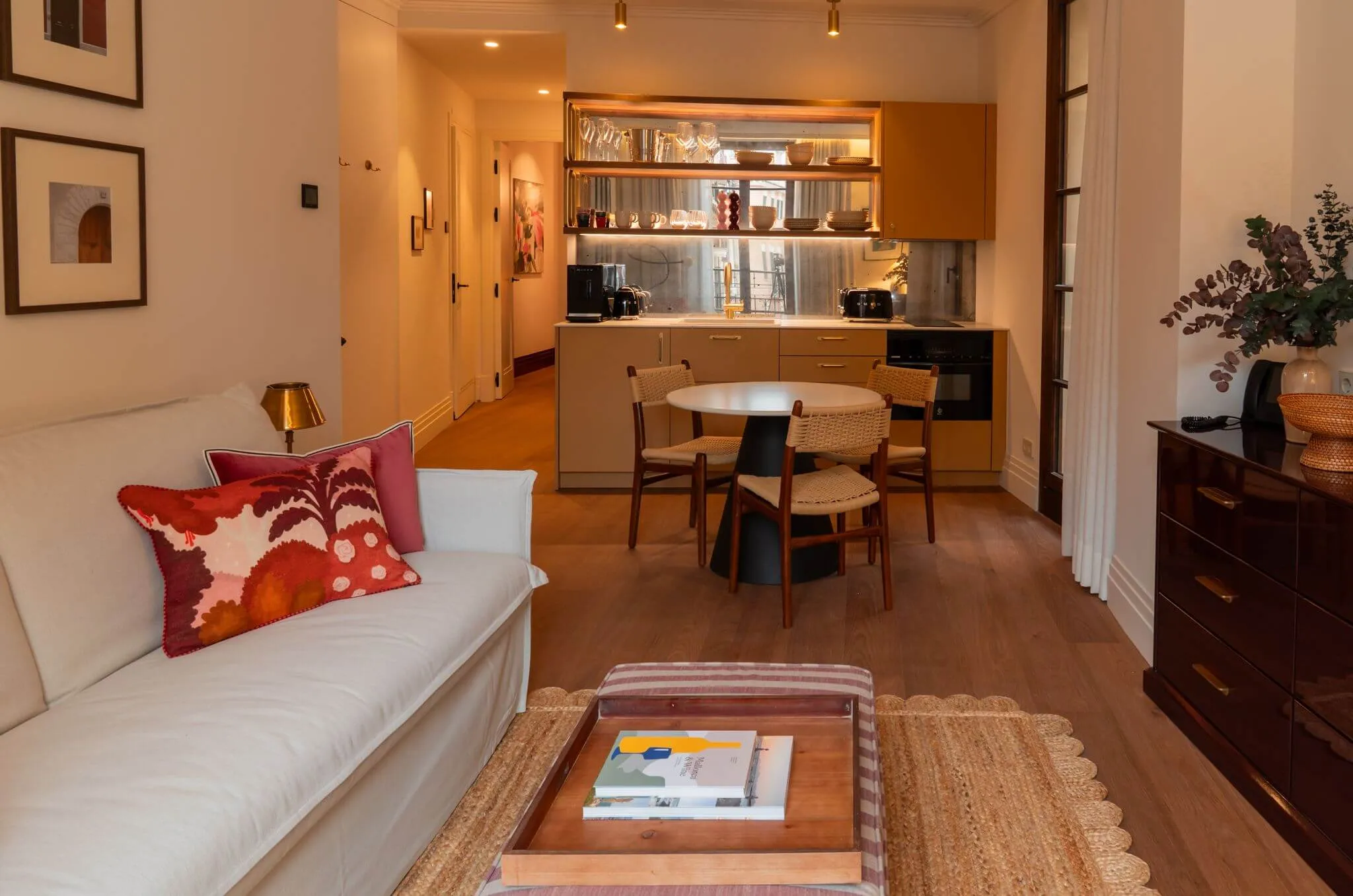 Open-plan living and dining room in a one-bedroom residence at Casa Roca in Palma