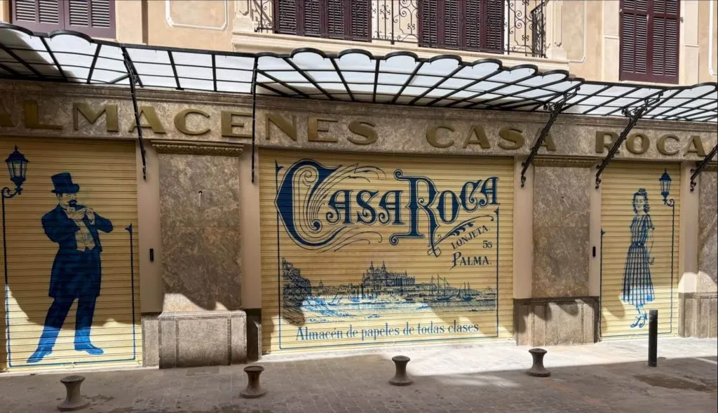 The painted Almacenes Casa Roca facade on Carrer dels Hostals