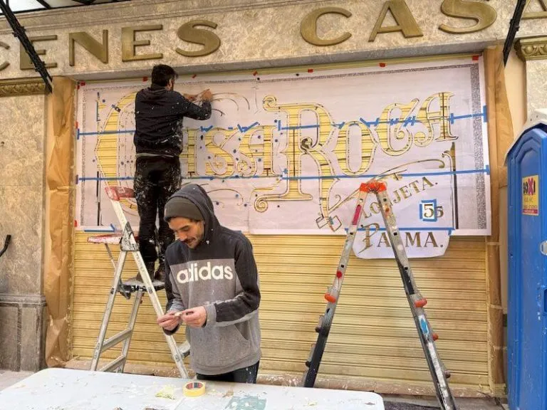 H27_Facade_centre_being_painted