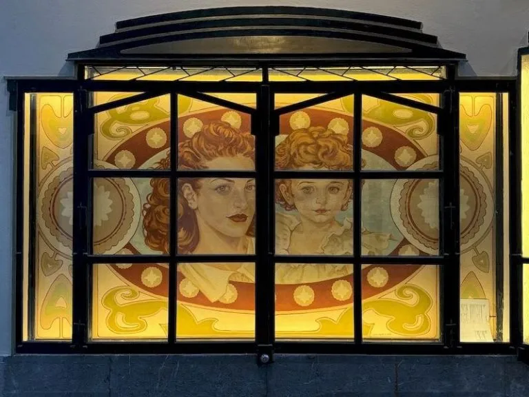 Vicenta_and_Catalina_Torrents_calle_Llotgeta_at_night