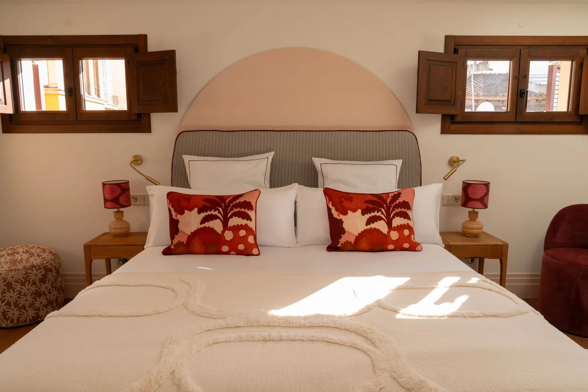 Double bedroom with arched headboard in the Casa Roca penthouse in Palma