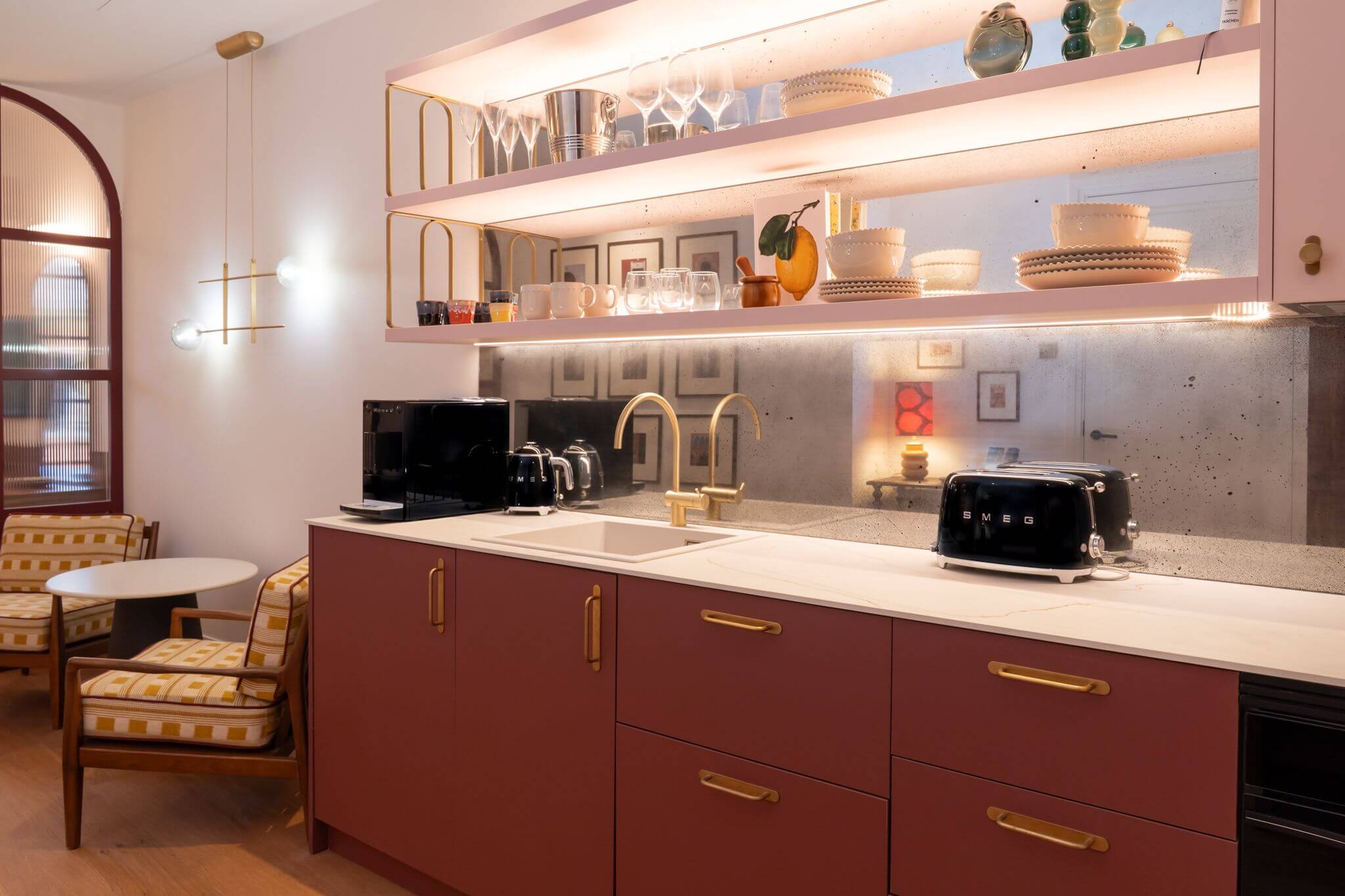 Kitchenette with red cabinets in the Retreat Suite at Casa Roca in Palma