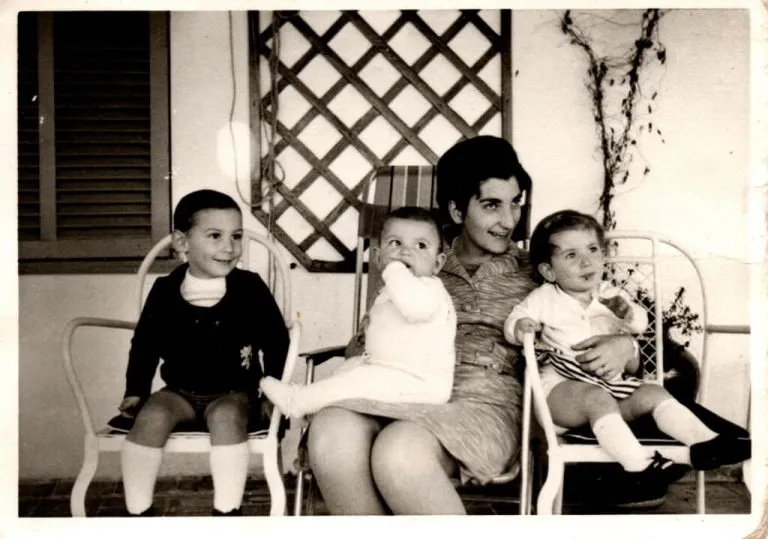 Pitusa_con_hijos_ano_1969
