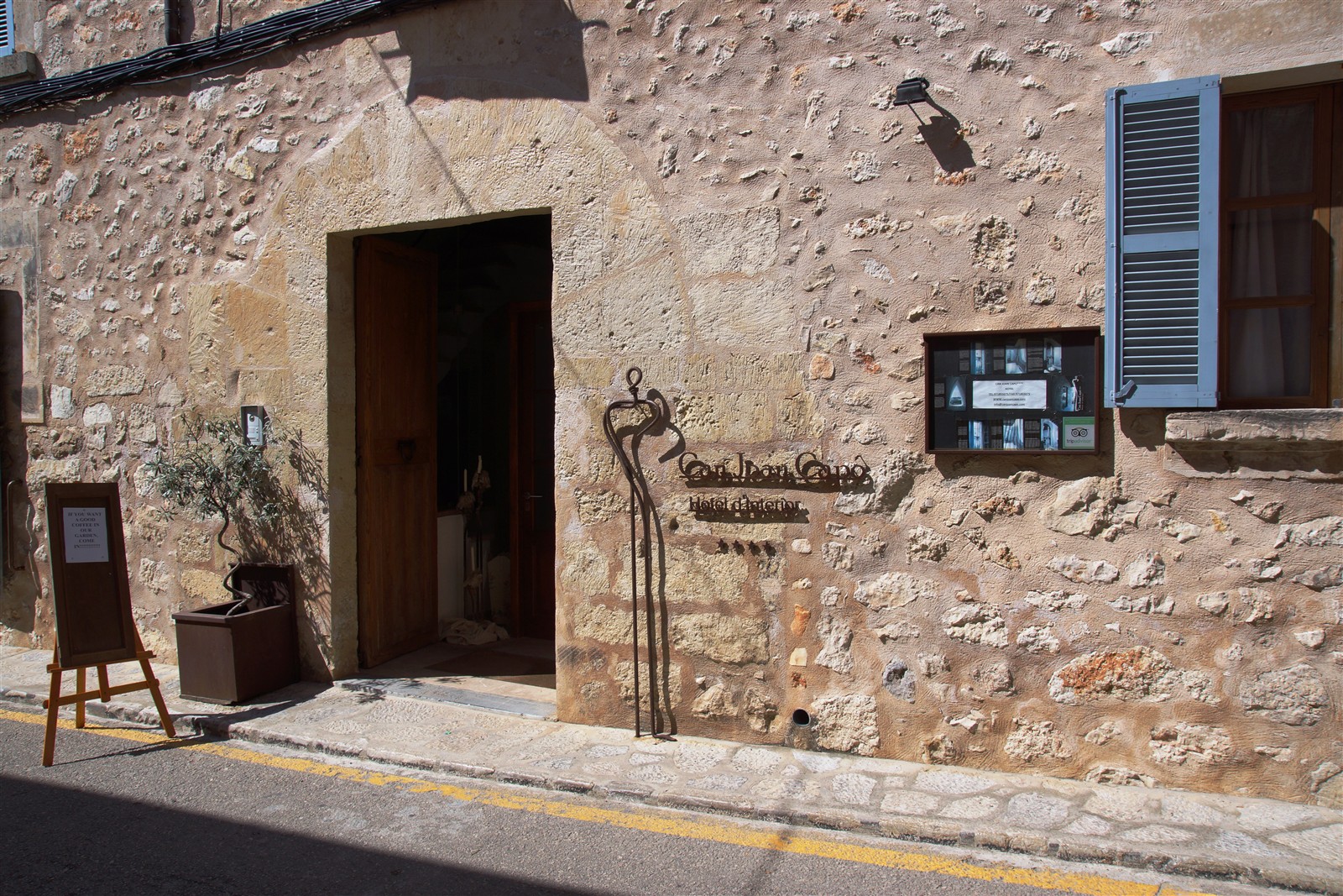 Shoppers and stalls filling the streets of Sineu on Wednesday market day