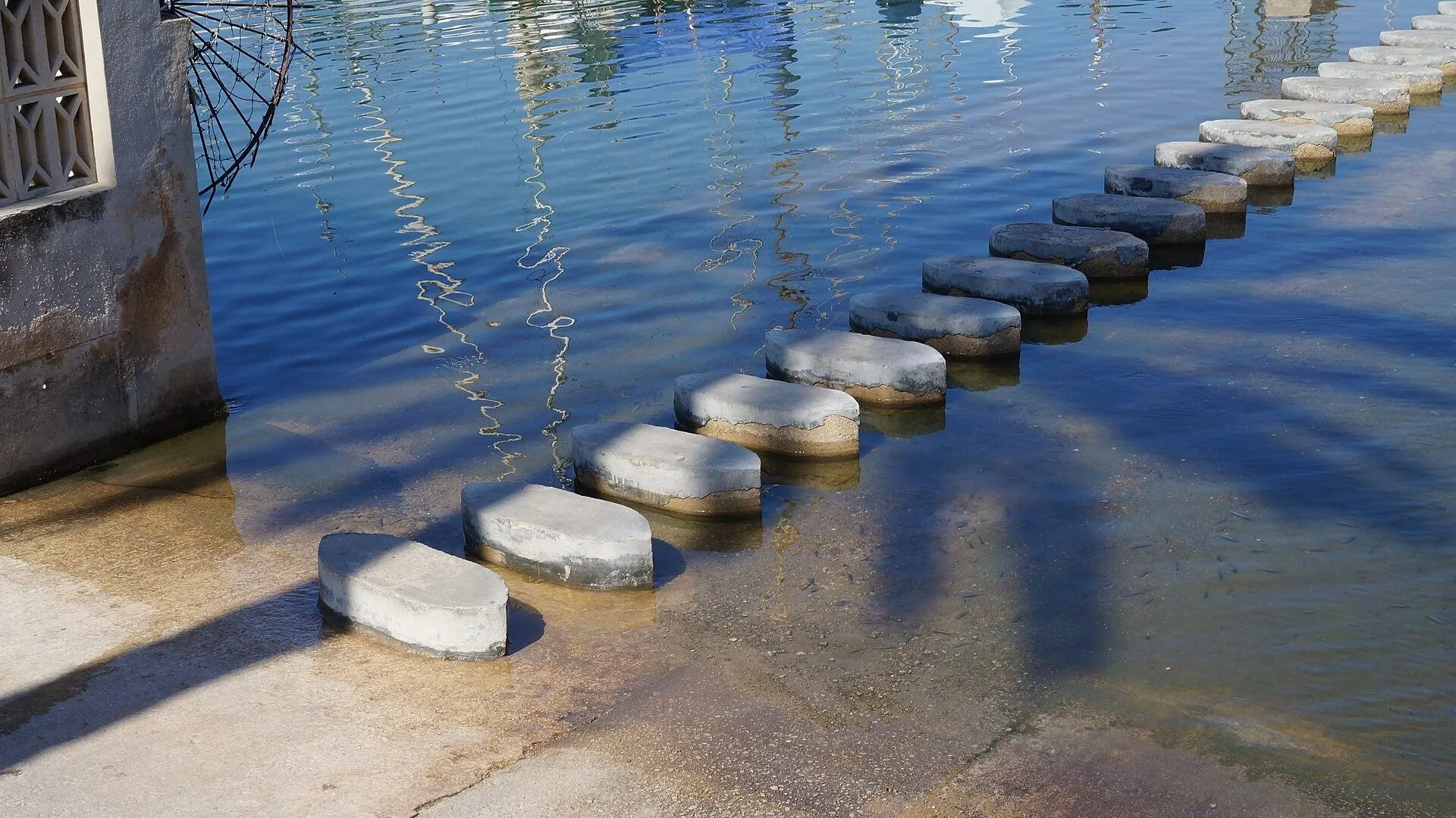 Stepping stones along the seafront at Es Molinar in Palma