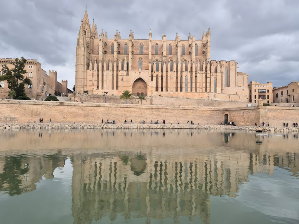 Palma Cathedral reflected in the Parc de la Mar, the site of the Palma Christmas market 2026